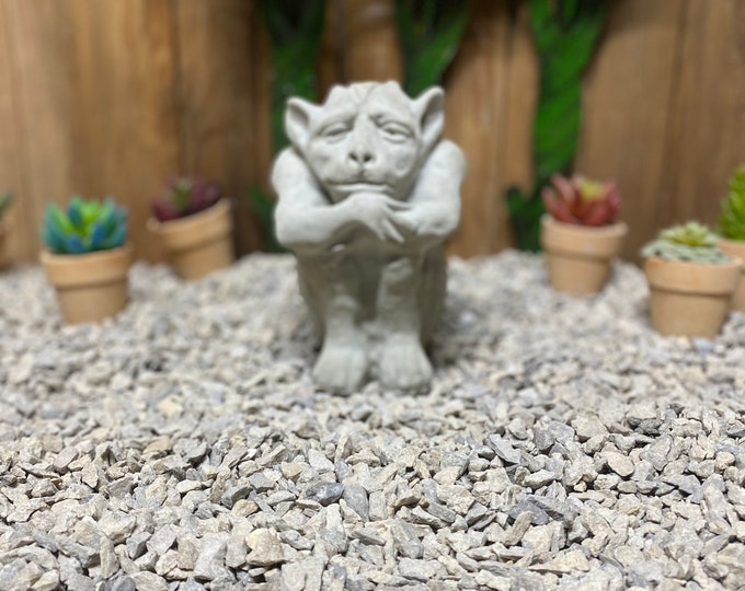 Sitting gargoyle Concrete statue