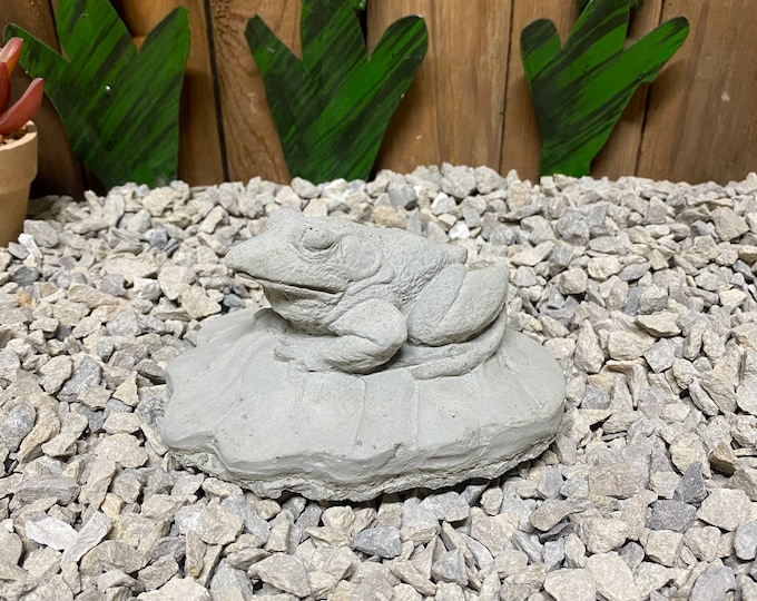 Frog on lily pad concrete statue indoor/ outdoor home and garden decor