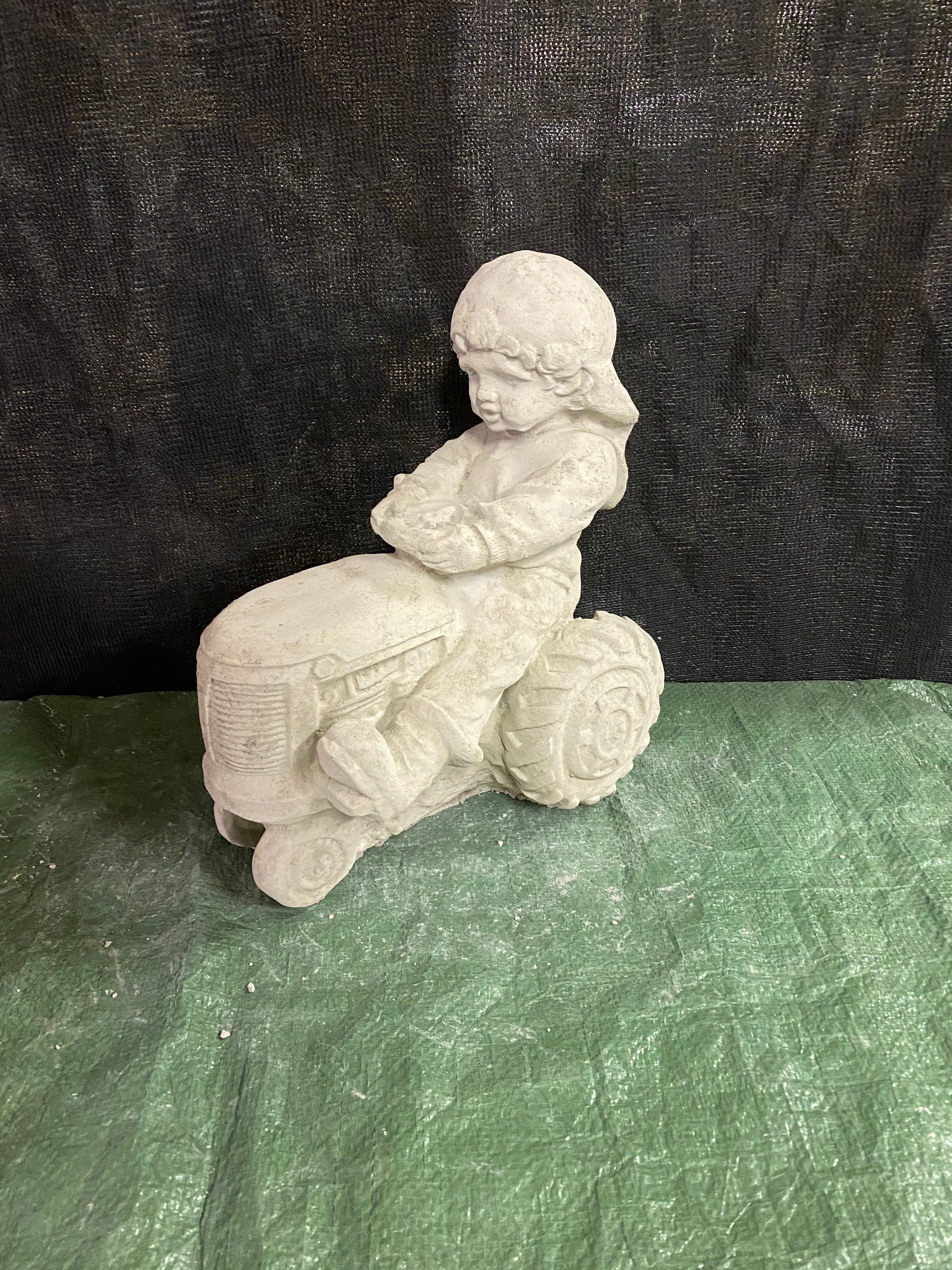 Niño en tractor estatua de hormigón adorno jardín | Etsy