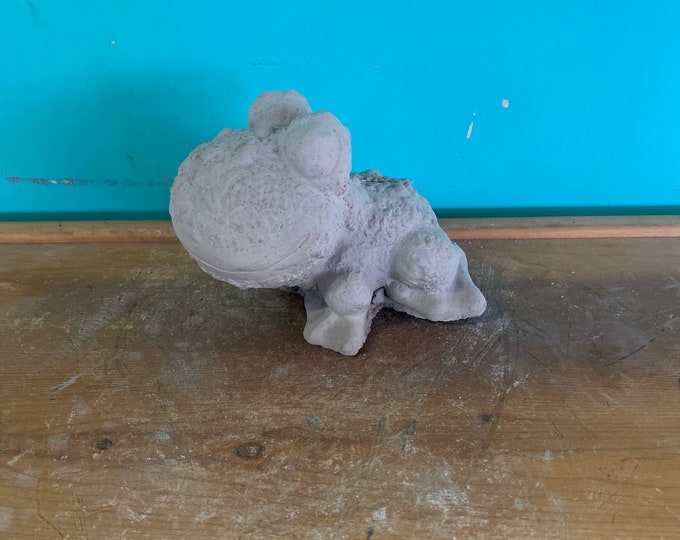4” big face frog concrete statue