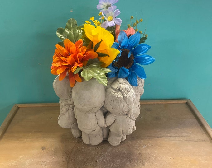 Circle of friends Concrete planter
