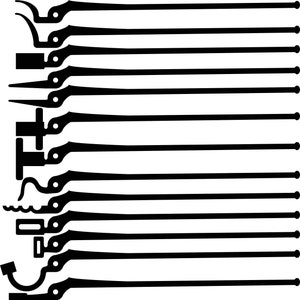 Puede incluir: Un conjunto de 14 ganchos de metal negro de diferentes formas y tamaños. Los ganchos son todos rectos y tienen un diseño simple.