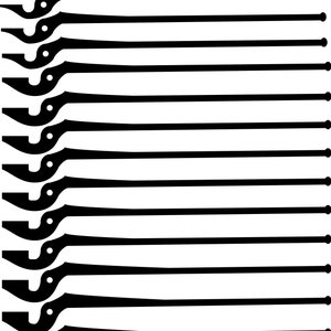 Puede incluir: Un juego de 16 barras de cortina de metal negro con un remate decorativo en cada extremo. Las barras están dispuestas verticalmente en una fila.