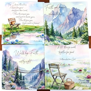 Könnte beinhalten: Vier quadratische Aquarelldrucke mit Landschaften und Schriftstellen. Die Szenen zeigen einen Holzstuhl am Teich, Berggipfel mit Kiefern, eine Hängebrücke über einem Tal und einen Stuhl an einem Seerosenteich. Jeder Druck enthält Text.