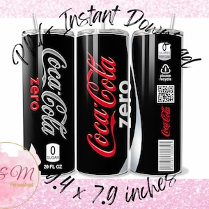 Könnte beinhalten: Ein schwarzes und rotes Coca-Cola Zero Sugar-Dosen-Design für einen 9,4 x 7,9 Zoll großen Becher. Die Dose hat ein weißes Coca-Cola Zero Sugar-Logo und ein rotes Coca-Cola-Logo. Die Dose hat auch einen QR-Code und den Text "0 Sugar" und "20 FL OZ".