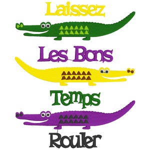 Puede incluir: Cuatro dise&ntilde;os de cocodrilos bordados con frases francesas. El cocodrilo superior es verde con la frase "Laissez Les Bons Temps Rouler" en amarillo. El segundo cocodrilo es amarillo con la frase "Les Bons Temps" en morado. El tercer cocodrilo es morado con la frase "Temps Rouler" en verde. El cocodrilo inferior es morado con la frase "Rouler" en negro.