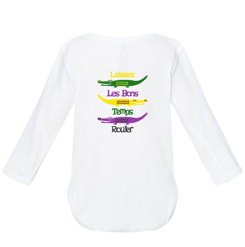 Puede incluir: Camiseta blanca de manga larga con un gr&aacute;fico de cuatro caimanes y el texto "Laissez Les Bons Temps Rouler" en verde, amarillo, morado y negro.