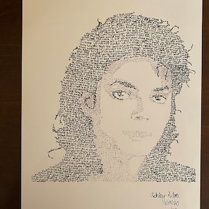 Könnte beinhalten: Ein Schwarzweißporträt von Michael Jackson, das mit handgeschriebenem Text erstellt wurde. Der Text ist in verschiedenen Schriftarten und Größen gehalten und erzeugt ein realistisches Bild des Sängers. Das Bild ist signiert mit "Ashley Silva 4/19/20 1/50".