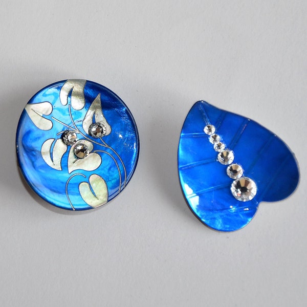 Boucles d’oreilles bouton en nacre en porcelaine bleue avec strass faits à la main.