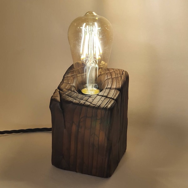 Lampe en bois faite main avec ampoule, technique Yakisugi