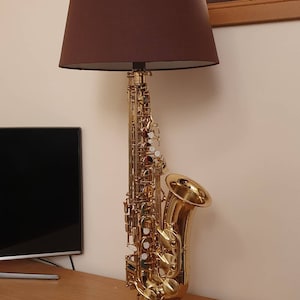 Saxophonlampe Alt, Gold mit rundem Sockel aus Nussbaum