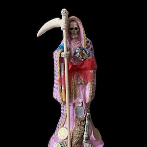 Santa muerte Heiliger Tod gekleidete rosa Statue vorbereitet
