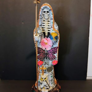 Santa muerte milloniaria Holy death million comes with scythe and hands