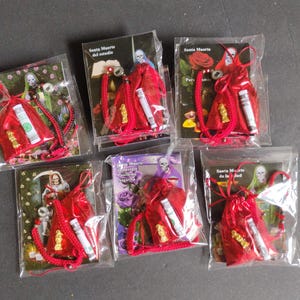 Amuleto de la Santa Muerte con pulsera y tarjeta activada para protección y amor.