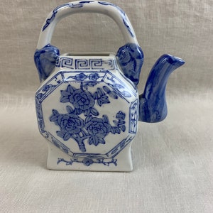 Decorative Blue and White Asian Decorative Teapot Vase
