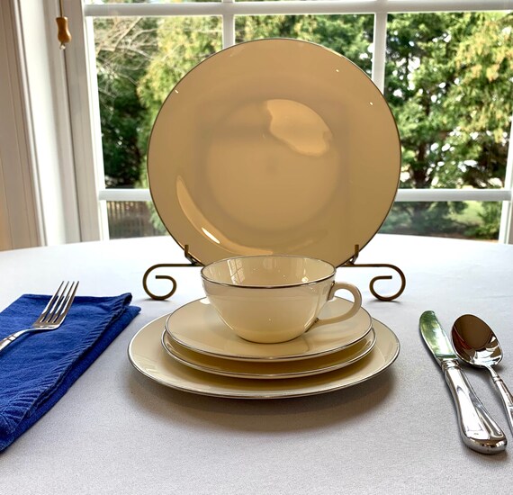 thumbnail image 2 of Lenox Windsong Bone China 5-Piece Place Setting – Vintage Late 20th Century – 1st Quality 2 of 3
