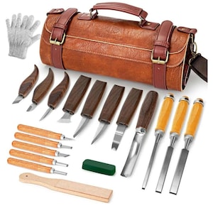 Pu&ograve; includere: Un set di 18 strumenti per intagliare il legno in una custodia arrotolabile in pelle marrone. Il set include una variet&agrave; di coltelli da intaglio, scalpelli e sgorbie, oltre a una pietra per affilare e una strop in pelle. Gli strumenti sono realizzati in acciaio di alta qualit&agrave; e hanno manici in legno.