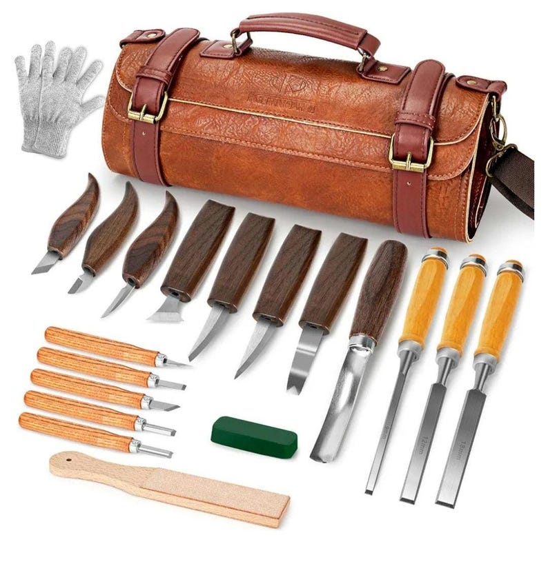 Pu&ograve; includere: Un set di 18 strumenti per intagliare il legno in una custodia arrotolabile in pelle marrone. Il set include una variet&agrave; di coltelli da intaglio, scalpelli e sgorbie, oltre a una pietra per affilare e una strop in pelle. Gli strumenti sono realizzati in acciaio di alta qualit&agrave; e hanno manici in legno.
