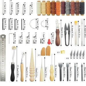K&ouml;nnte beinhalten: Lederhandwerk-Werkzeuge und -Zubeh&ouml;r-Set mit 10 Spulen gewachstem Garn, Ahle, Nadeln, einem Lineal, einem N&auml;hpferdchen, einem N&auml;hrad, einem Stechwerkzeug, einem N&auml;hfaden-Entferner und einer Schere.