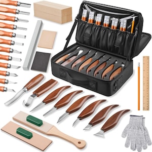 Pu&ograve; includere: Un set di 22 strumenti per intagliare il legno con manici in legno, una stroppa in pelle, due pietre per affilare verdi, una custodia di trasporto nera, due blocchi di legno, un blocco di levigatura, una matita e un righello.