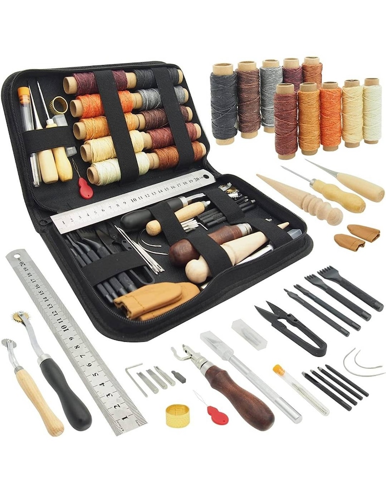 K&ouml;nnte beinhalten: Ein Lederhandwerk-Werkzeugset mit einer schwarzen Rei&szlig;verschlusstasche, die eine Vielzahl von Werkzeugen enth&auml;lt, darunter Nadeln, Ahle, Stanzwerkzeuge, ein Lineal und Spulen mit gewachstem Garn. Das Set enth&auml;lt auch einen kleinen Lederstempel und einen Lederfingerhut.
