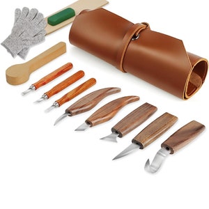 Pu&ograve; includere: Un set di 10 strumenti per intagliare il legno con manici in legno marrone e una custodia in pelle arrotolabile. Gli strumenti includono una variet&agrave; di forme e dimensioni, tra cui una sgorbia per cucchiaio, un coltello ad uncino e un coltello dritto. Il set include anche un paio di guanti da lavoro grigi e una pietra per affilare verde.