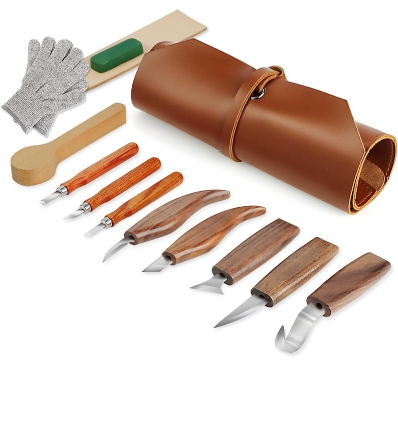 Pu&ograve; includere: Un set di 10 strumenti per intagliare il legno con manici in legno marrone e una custodia in pelle arrotolabile. Gli strumenti includono una variet&agrave; di forme e dimensioni, tra cui una sgorbia per cucchiaio, un coltello ad uncino e un coltello dritto. Il set include anche un paio di guanti da lavoro grigi e una pietra per affilare verde.