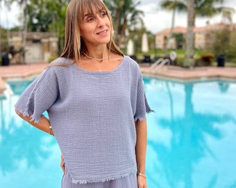 Conjunto de estar por casa de algodón orgánico, top cómodo con borde sin rematar y pantalones acampanados para mujer. Preparándonos