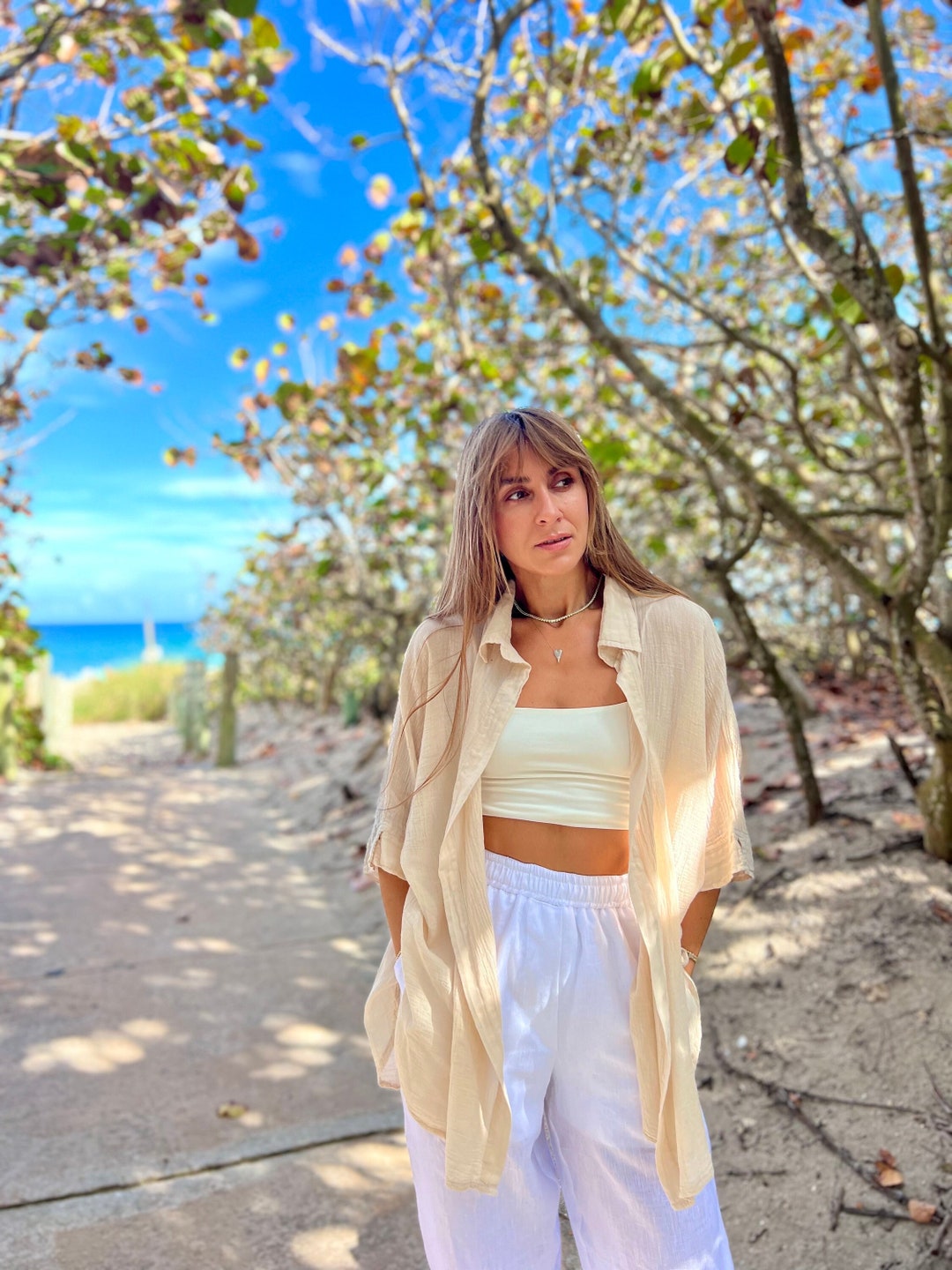 Camicia con spalle cadenti in colore neutro, camicia in tessuto di