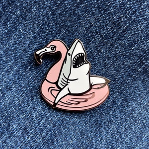 Pin de esmalte duro de tiburón flotando en flamenco, arte animal divertido