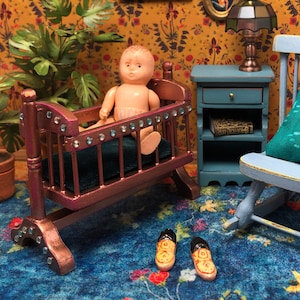 miniatuur glam rock babybedje in schaal 1:12