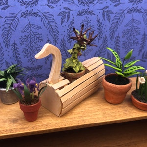Miniatur - Gänse-Pflanzer aus Holz im Maßstab 1:12