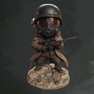 Könnte beinhalten: Eine stilisierte Figur, die einen Helm mit orangefarbenen Gläsern und eine Gasmaske trägt, bekleidet mit einem braunen Trenchcoat über einer grünen Hose. Die Figur hält ein Gewehr mit Zielfernrohr und steht auf einem strukturierten Sockel.