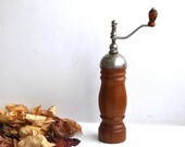 Vintage Wooden Grinder Pepper Mill Mechanical Manual Solid Metal Wood European Kitchen Farmhouse Decor Collectible Retro Pottery Primitive