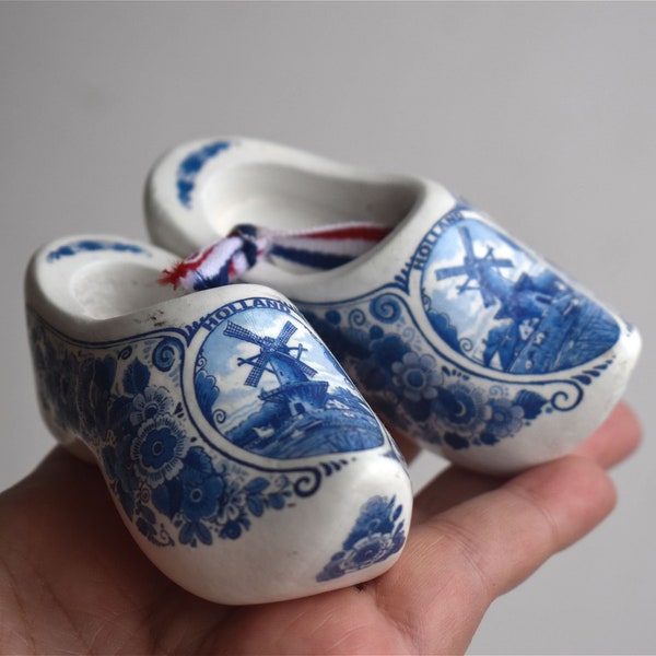 Vintage conjunto de 2 zapatos Delft blanco azul porcelana figura zueco holandés Holanda molino de viento cerámica pintada arte europeo recuerdo Países Bajos