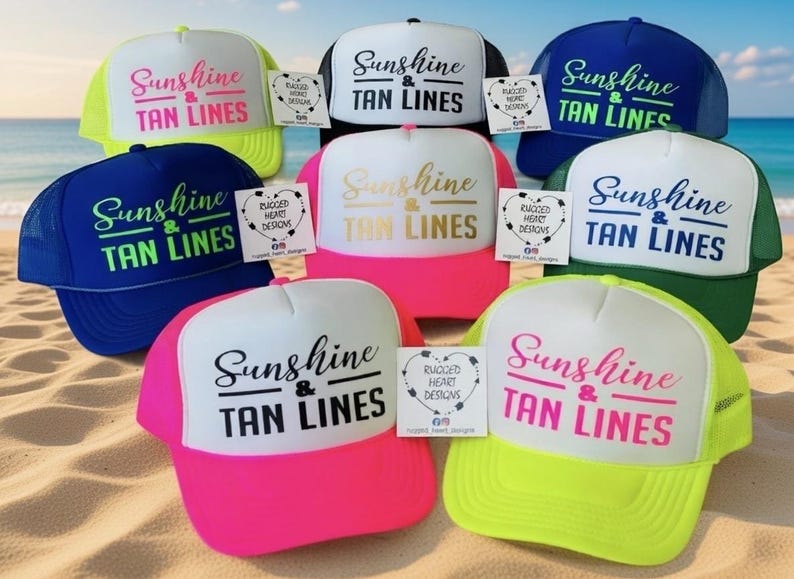 Puede incluir: Una colecci&oacute;n de ocho gorras de camionero en varios colores, incluyendo amarillo ne&oacute;n, negro, azul, rosa y verde. Cada gorra presenta un panel frontal blanco con el texto Sunshine & TAN LINES impreso en diferentes colores y una etiqueta de marca.