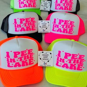 I Pee In The Lake Trucker hat, Funny Summer, Custom Lake Hat, Lake Life, Vacation, Boating, Summer Vibes, Camping, Fishing Lake Hat. imagem 11