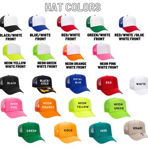 Puede incluir: Una colecci&oacute;n de veinte gorras de camionero mostradas en una cuadr&iacute;cula, con varios colores s&oacute;lidos y combinaciones de dos tonos con paneles frontales blancos. Las gorras incluyen tonos ne&oacute;n, primarios y neutros, con etiquetas que identifican cada color.