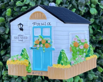 Enfeite SHE SHED | Enfeite de Natal personalizado para jardineiro • Enfeite de jardinagem • Presente para jardineiro • Nome escrito à mão no enfeite
