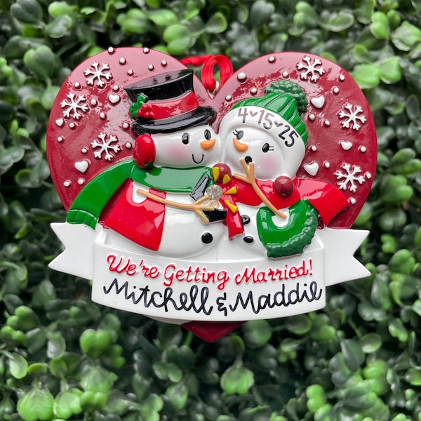 Decorazione di fidanzamento con pupazzetto di neve / Decorazione di fidanzamento personalizzata • Decorazione natalizia scritta a mano • Ha detto sì • Decorazione per neofiti