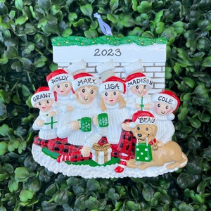 6 + 1 HUNDE KAMIN Ornament | Handgemachte •Keramik •Weihnachtsverzierung Handgeschriebene •Baumverzierung •Familienverzierung mit einem Hund