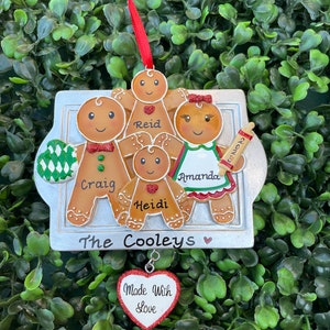 4 - GEMAAKT MET LIEFDE GINGERBREAD Familieornament | Met de hand gepersonaliseerd • Keramiek • Familiecadeau • Kerstornament Handgeschreven • Boomornament