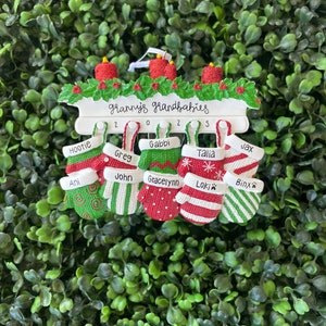 10 - Adorno familiar personalizado con manoplas / Adorno familiar personalizado • Nombres escritos a mano en cerámica • Adorno navideño • Adorno familiar grande