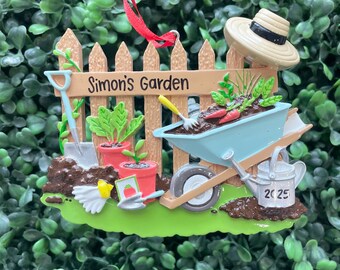 Ornamento de JARDINEIRO | Personalizado à mão • Cerâmica • Presente para a família • Enfeite de Natal escrito à mão • Enfeite de árvore • Enfeite de jardinagem