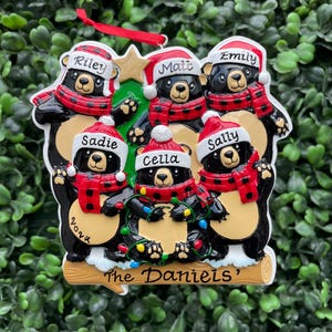 6 - Adorno FAMILIAR OSOS con BUFANDAS / Adorno Familia de Seis • Regalo Familiar • Adorno Navideño Escrito a Mano