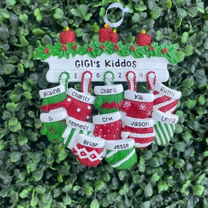 12 - Adorno FAMILIAR MITTEN / Personalizado a mano • Cerámica • Adorno navideño escrito a mano • Adorno para árbol • Adorno familiar grande • Nietos