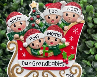 5 - SLEIGH RIDE FAMILY | Handpersonlig • Keramik • Familjegåva • Handskriven julgransprydnad • Trädprydnad • Familjegåva