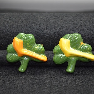 St. Patrick&#39;s Day, clover with pipe, ceramic, green, pin