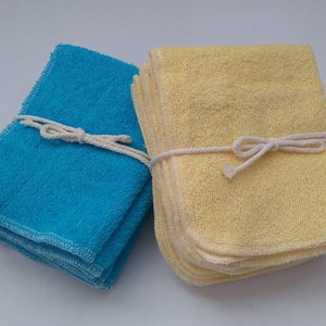 Toalha de papel feita de tecido turco de algodão. Toalha de papel reutilizável ou guardanapo de pano. Conjunto de 5 alegres toalhas amarelas ou azuis.