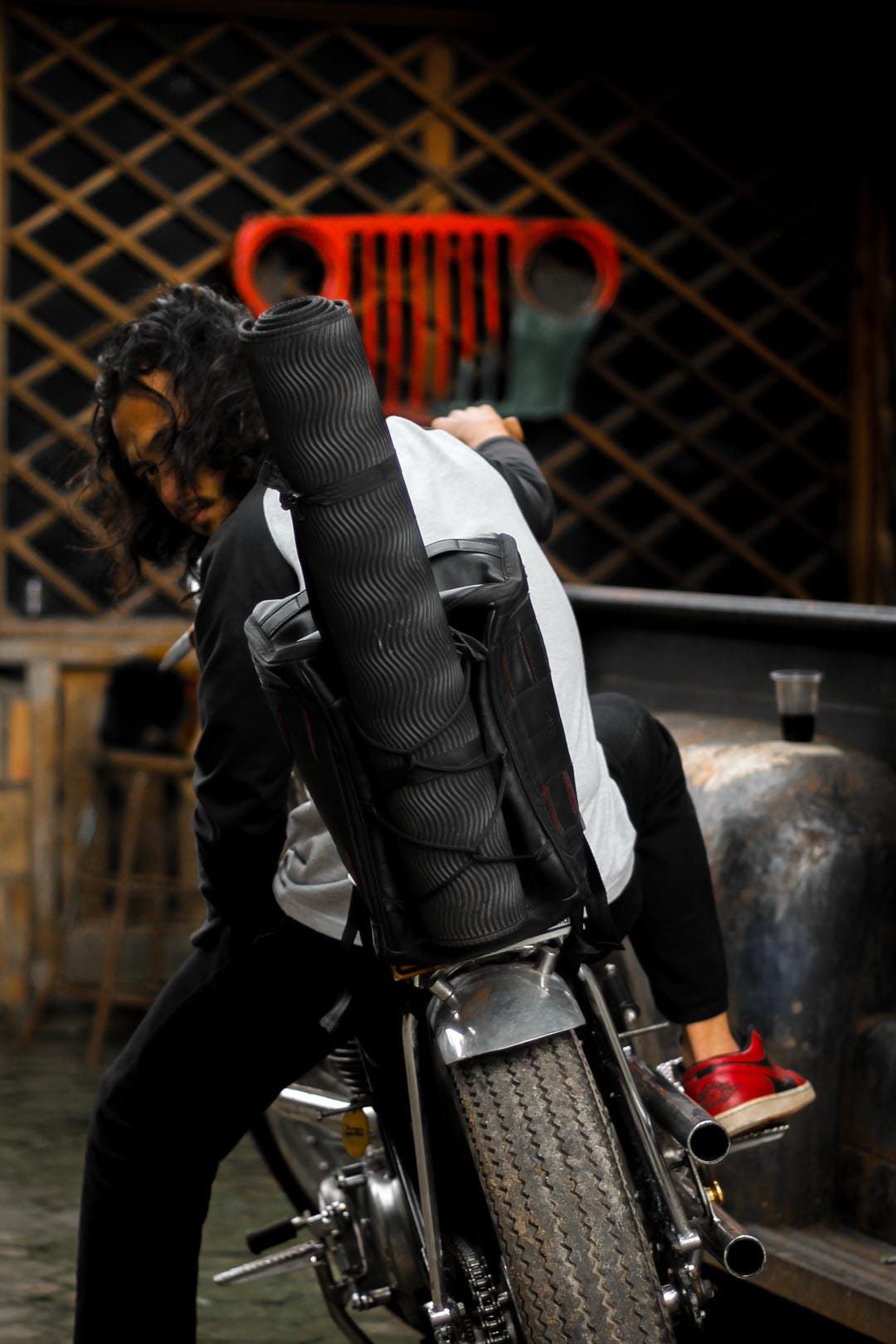 レザー製シーシーバーバッグ：防水バイク用品、クイックリリース